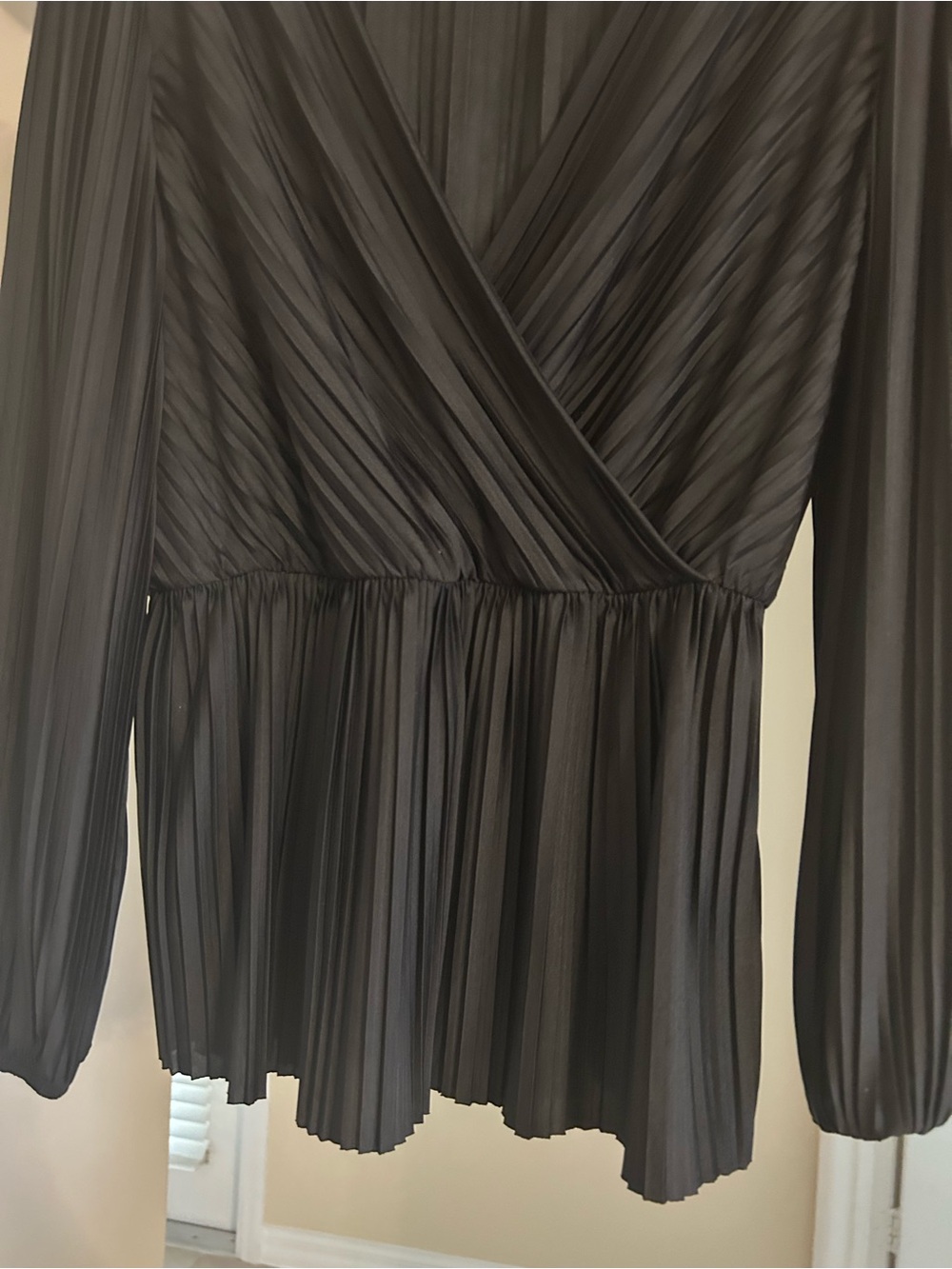 H&M Pleated Plunge Neck Black Size Small Long Sleeve Blouse - Picture 4 of 4